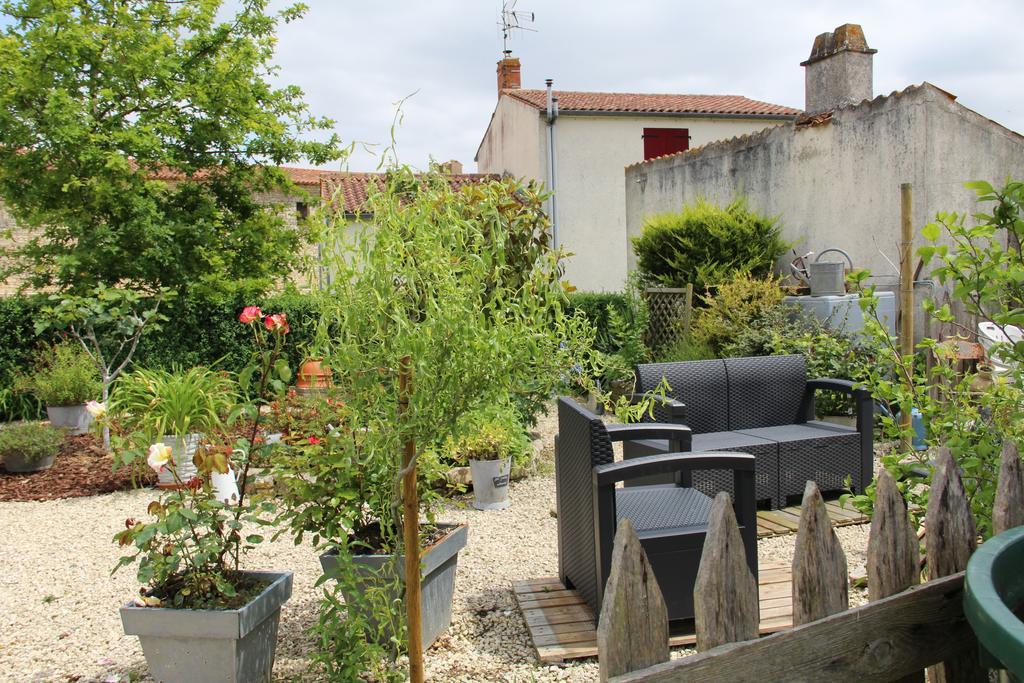 Maison d'hôtes LE LAVOIR Fontaines  Exterior foto